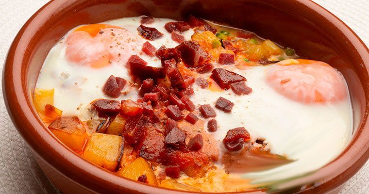 Huevos al plato con chorizo