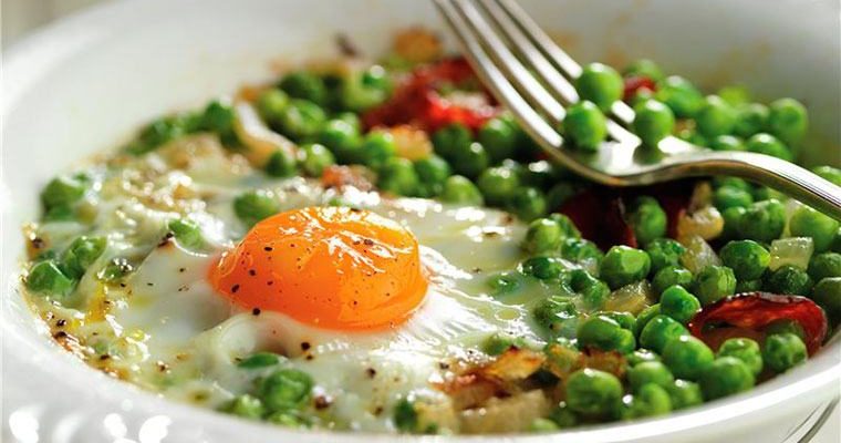 Huevos al plato con guisantes