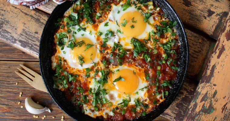 Huevos al plato con jamón y guisantes