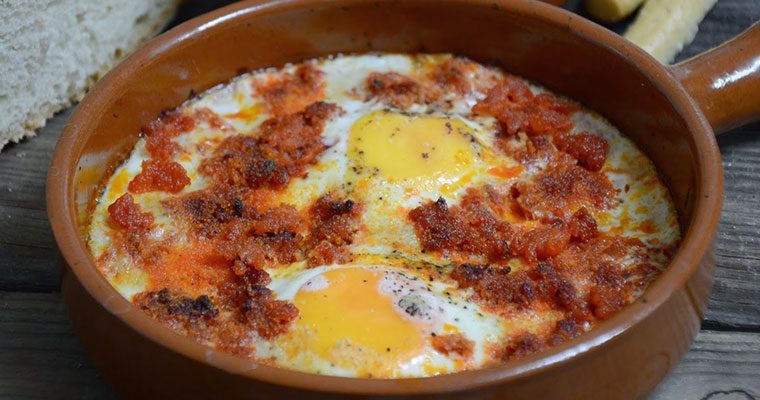 Huevos al plato con sobrasada
