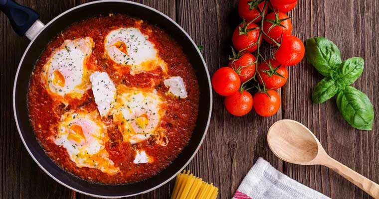 Huevos al plato en sartén